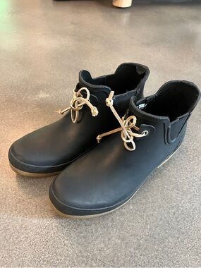Chooka Black Waterproof Ankle Boots with Tan Laces Size 8